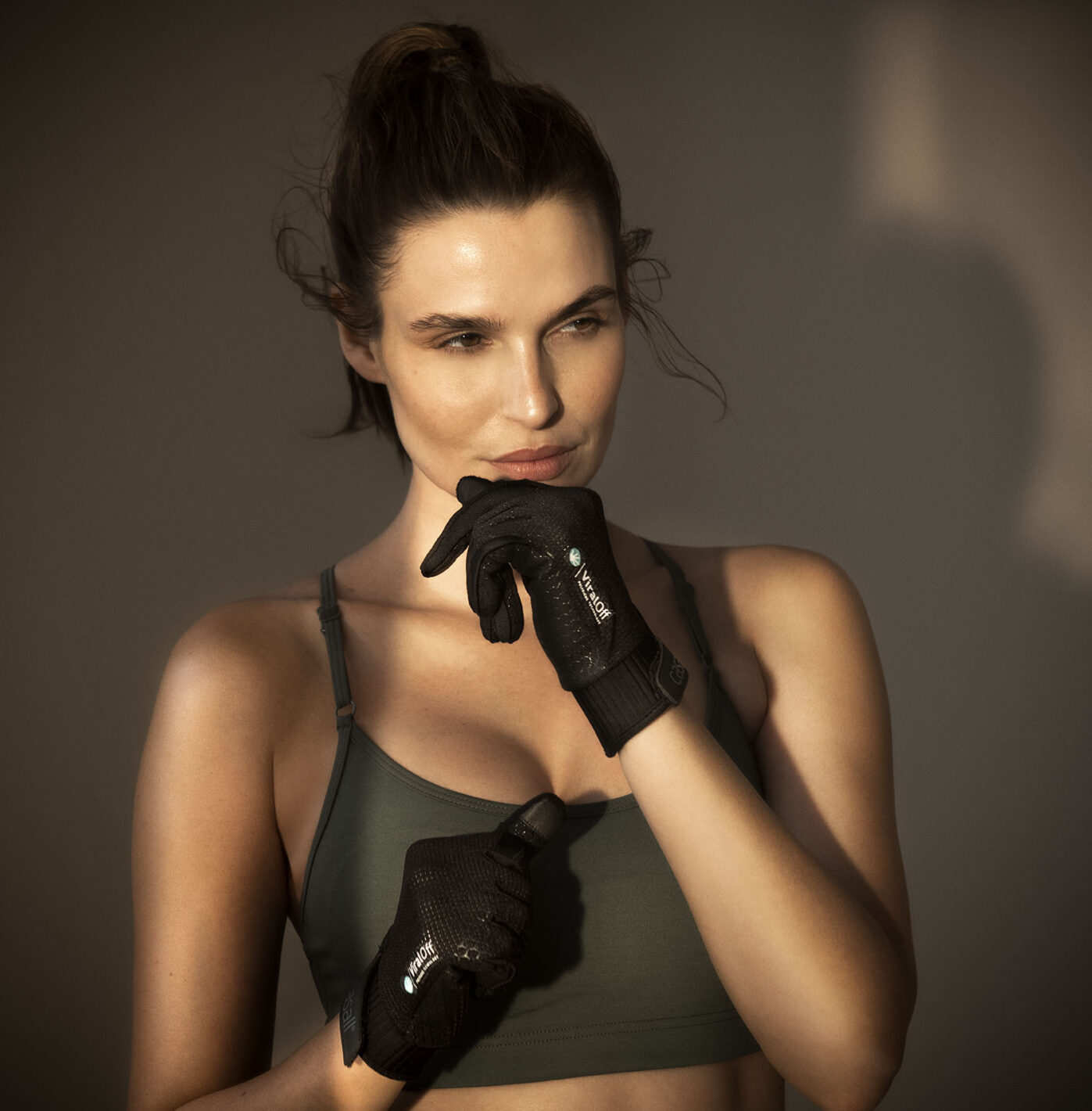 Tomorrow, January 26, Casall in collaboration with Polygiene launches a completely unique training glove treated with Polygiene ViralOff® technology. The treatment has in an ISO18184:2019 test* shown a reduction of virus by over 99% within 2 hours on treated materials. The test has been performed on the SARS-CoV-2 virus, causing COVID-19, among other viruses.